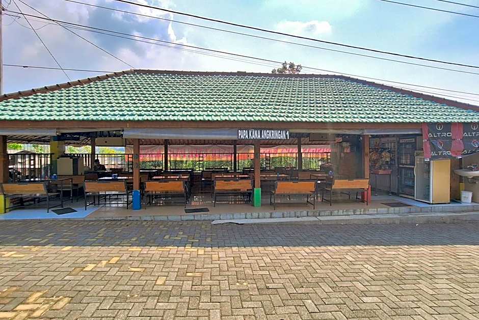 Papa Kana Farm Mitra RedDoorz At Pacet Mojokerto