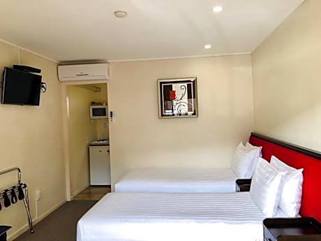 Twin Beds Studio with Walk-in Shower