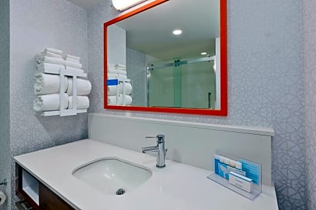 2 Queens Mobility/Hearing Access Tub Nosmok