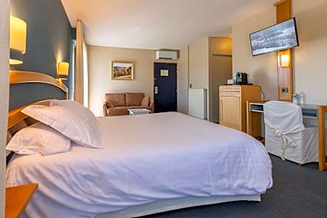 Family Room with One Queen Bed, One Single Bed and Sofa Bed - Non-Smoking