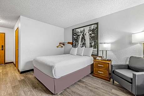 Queen Room - Mobility Access/Non-Smoking