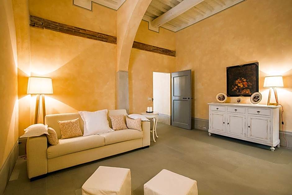Farmhouse with swimming pool surrounded by greenery just 20 minutes from Arezzo