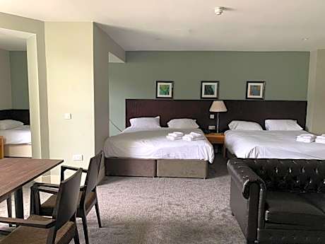 Deluxe Family Suite with Two King Beds and One Single Bed - Non-Smoking