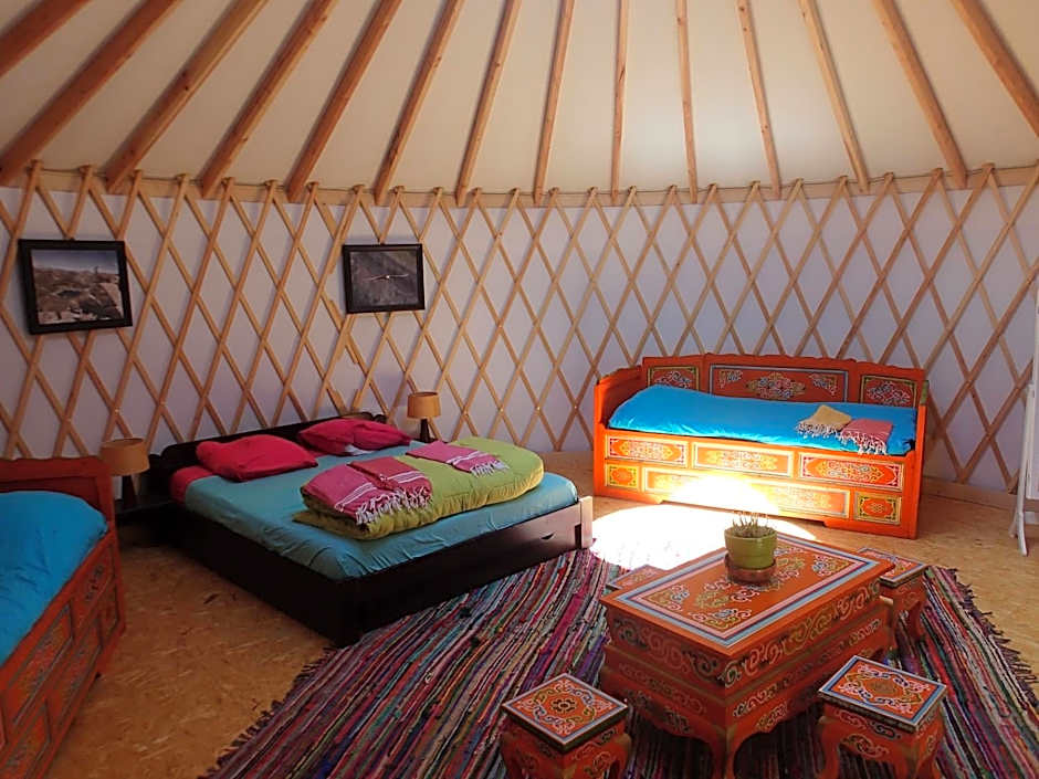 Eco-hôtel et Yourtes du Mercantour