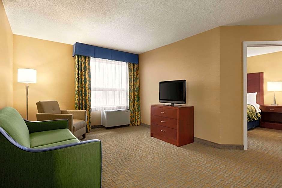 Travelodge by Wyndham Oshawa Whitby