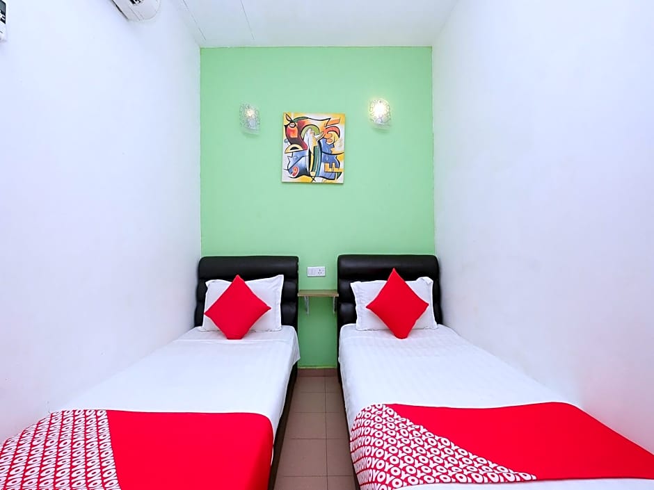 OYO 850 Gold Star Hotel