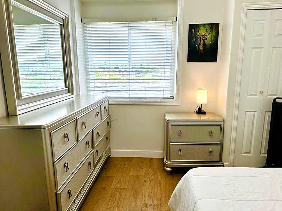 3BR Modern Home - Near SkyTrain - Free Parking & Pet Friendly
