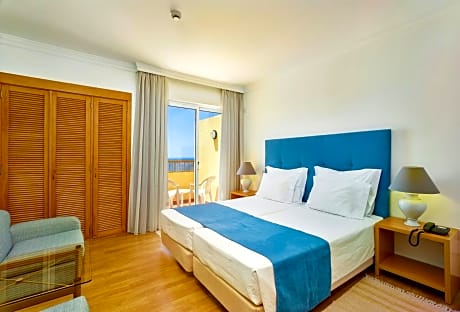 Suite with Frontal Sea View (3 Adults + 1 Child) 