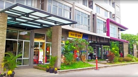 Kamarku Apartment @ The Edge by ZUZU