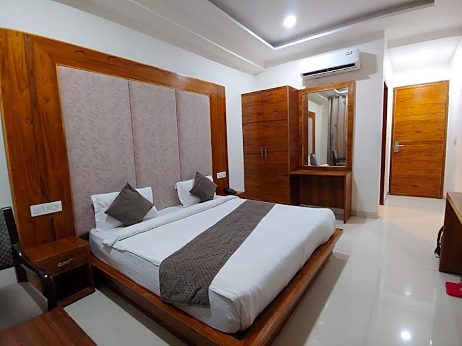 Goroomgo Sunroof Hotel & Banquet Zirakpur