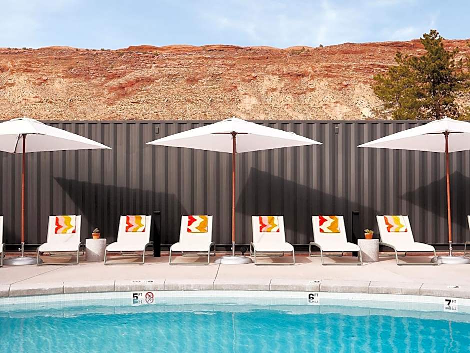 Slackline Moab, Outset Collection by Hilton