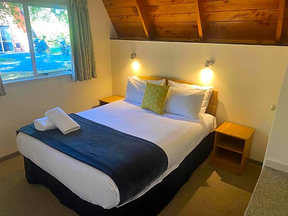 Mountain Chalets Motel