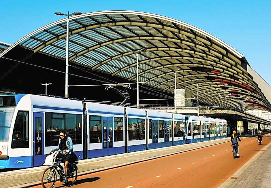 Private studio, patio garden and free car parking