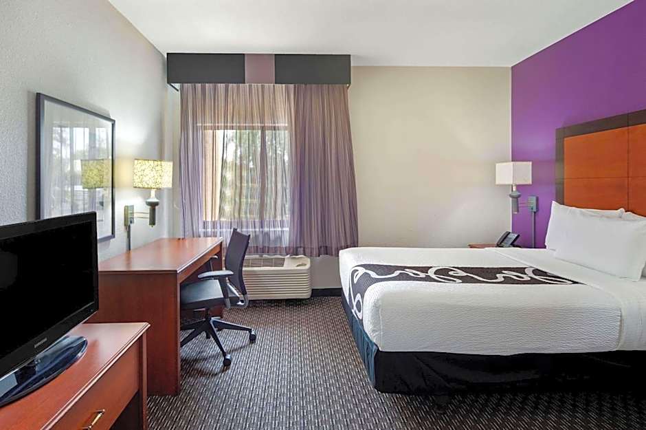 La Quinta Inn & Suites by Wyndham Miami Airport East