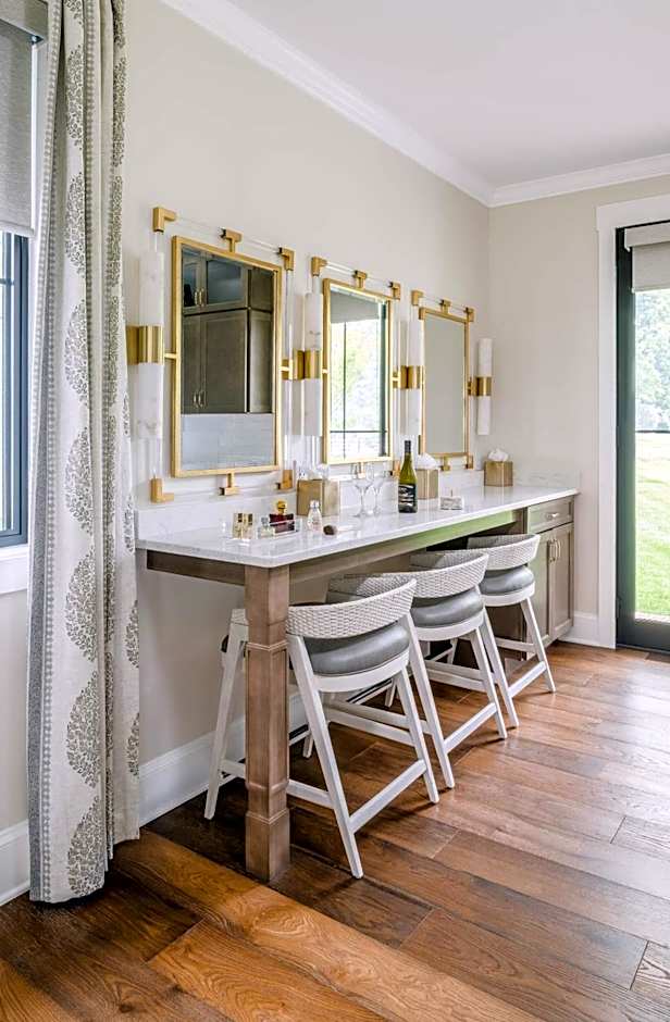 The Oaks Waterfront Hotel