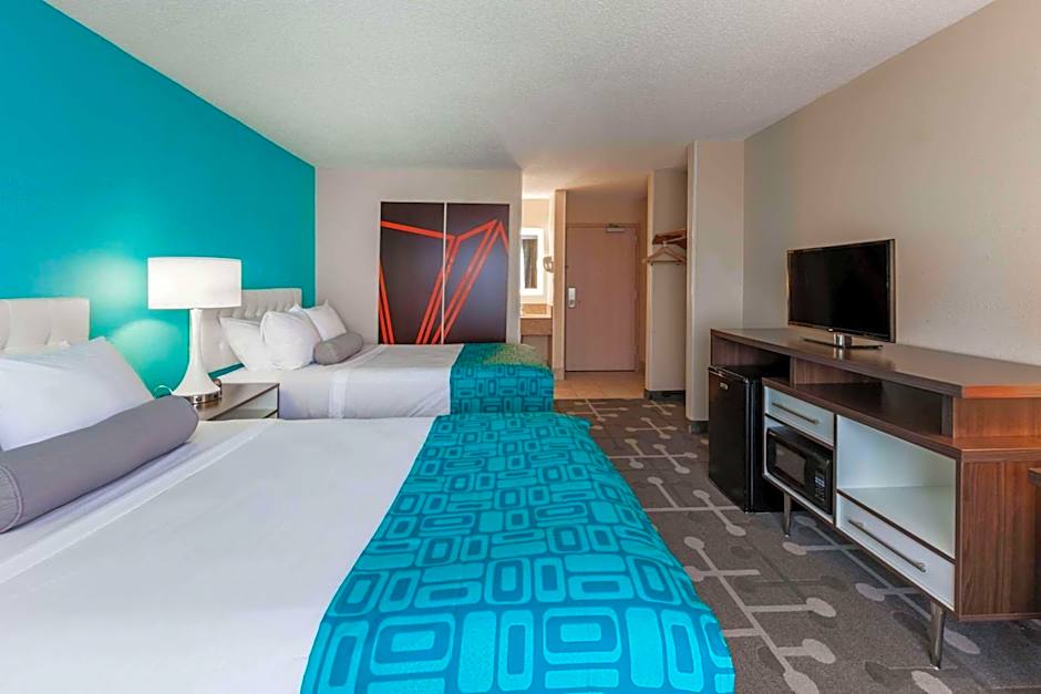 Howard Johnson by Wyndham Romulus Detroit Metro Airport