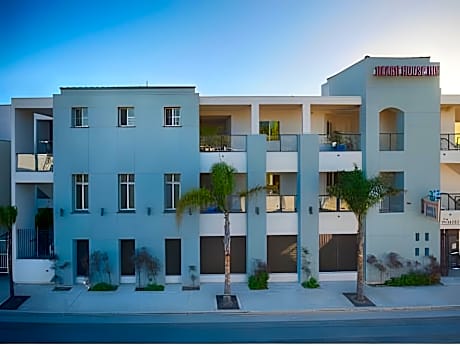 Beach House Inn & Suites