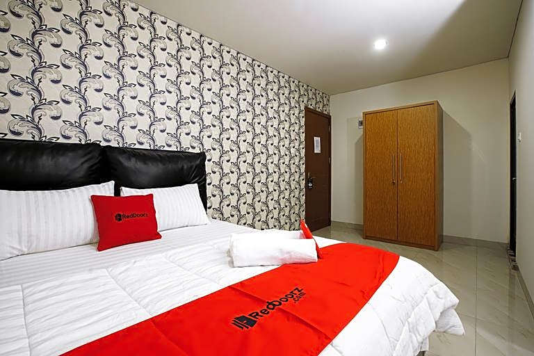 RedDoorz near Palembang Trade Center 3