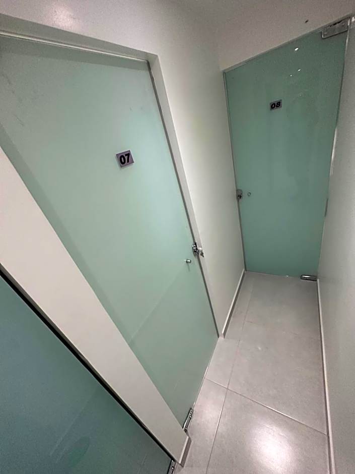 Quarto privativo com banheiro compartilhado em Pousada recém construída,a 500mts do pátio do forró