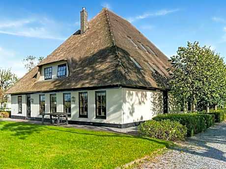 Spacious Holiday home De Pauwenhof