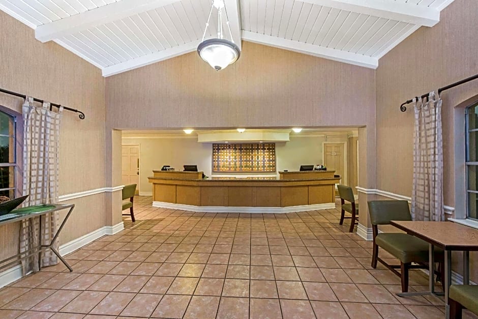 La Quinta Inn & Suites by Wyndham New Orleans Causeway