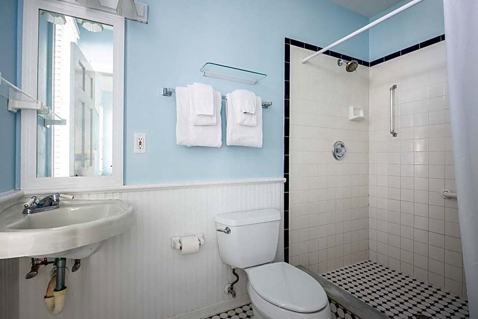 Deluxe Queen at the Curry Mansion - Parking & Heated Pool!