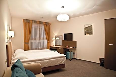 Deluxe Family Room (3 Adults)