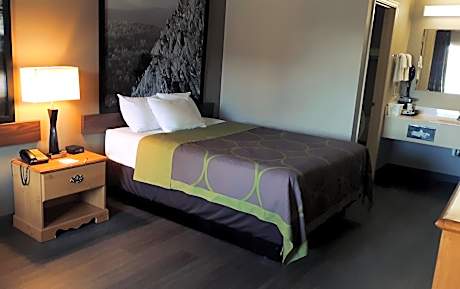 Queen Room - Non-Smoking