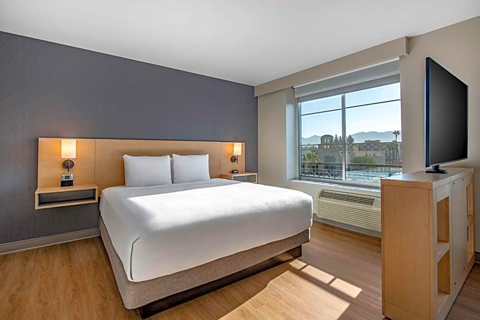 Hyatt Place Riverside Downtown