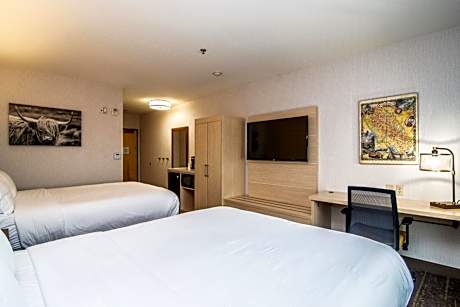 2 Queen Beds 1 Bedroom Suite Living Area