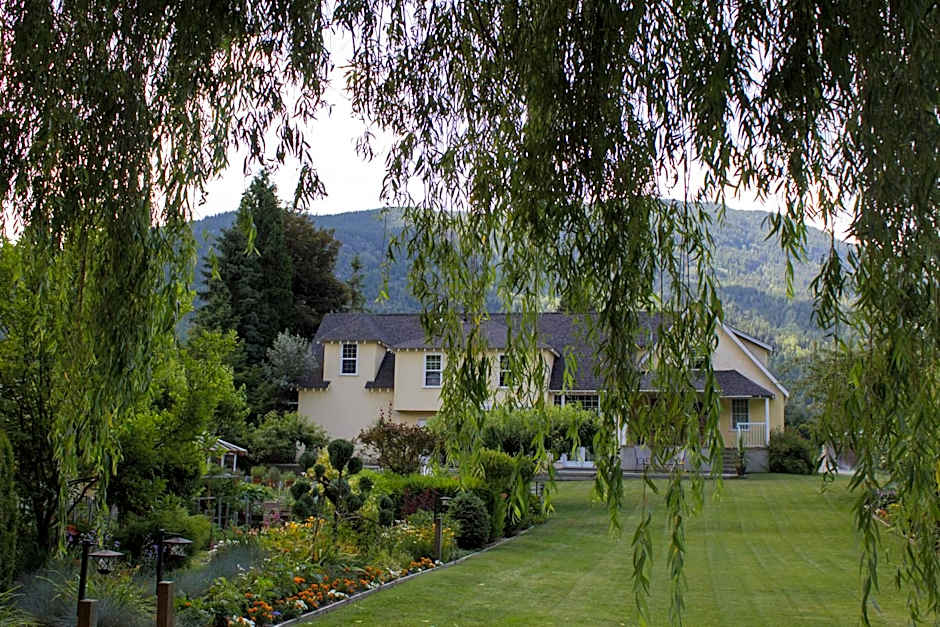 Genelle House B&B Guest House