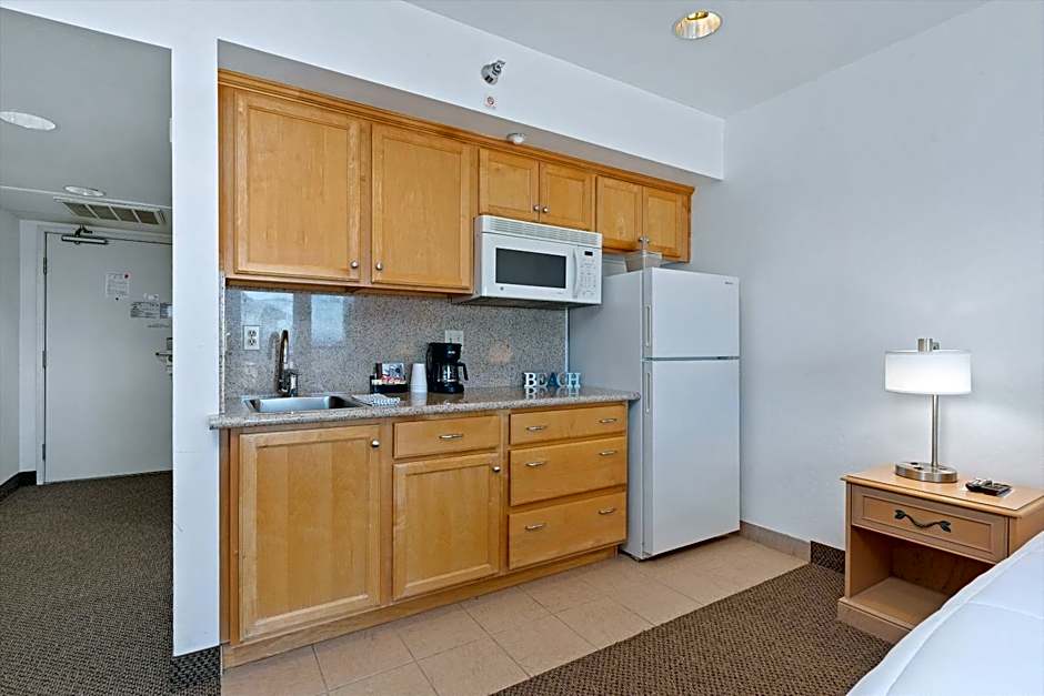 Beach House Inn & Suites