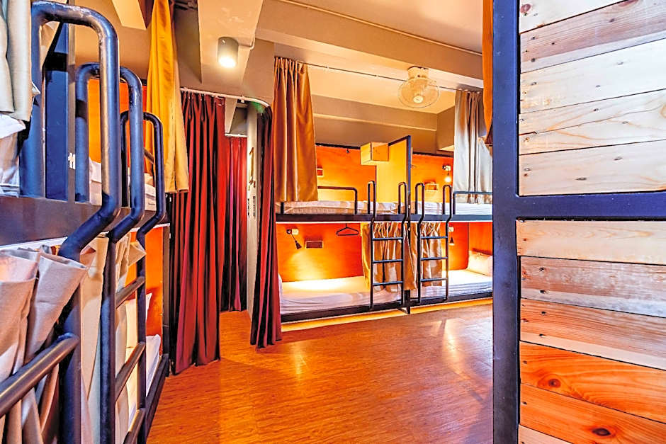 Thonglor travellers' hostel and cafe'