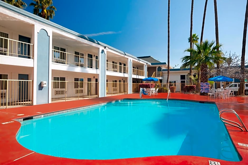 Travelodge by Wyndham Bakersfield