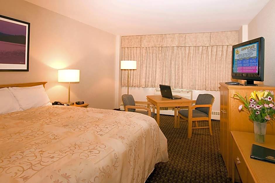 Woodlands Inn & Suites