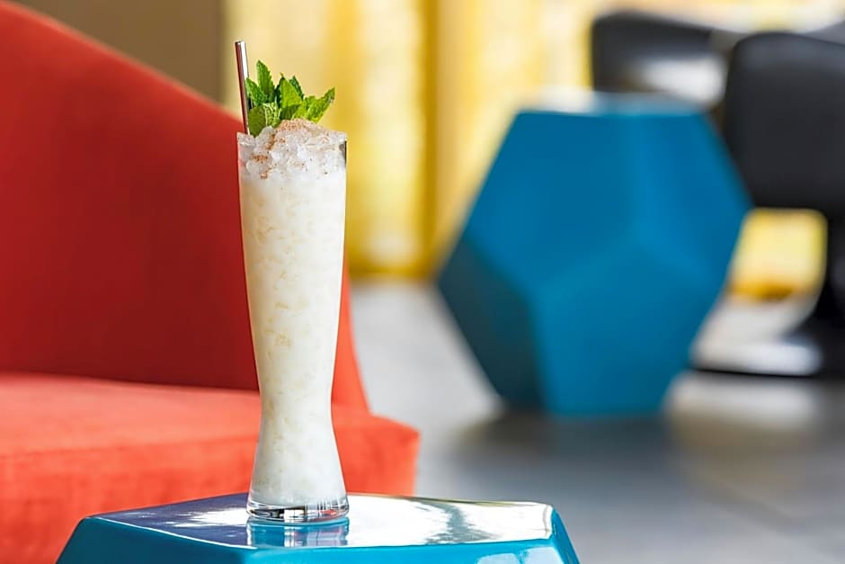 THE MC, AUTOGRAPH COLLECTION