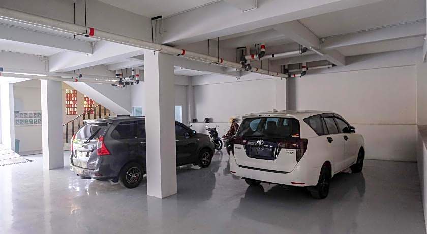 RedDoorz Plus near UMS Solo 2