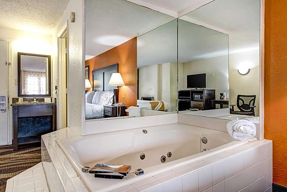 Quality Inn Creekside - Downtown Gatlinburg