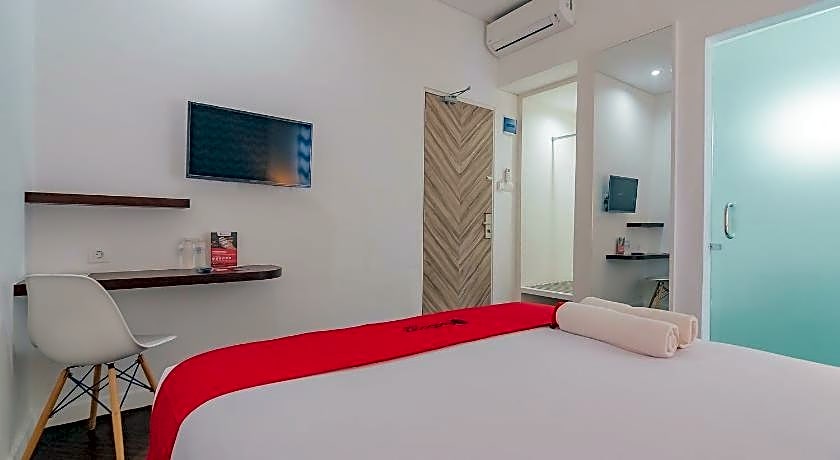 RedDoorz Premium @ Hotel Hebat