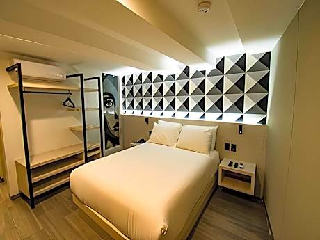 Queen Bed Room