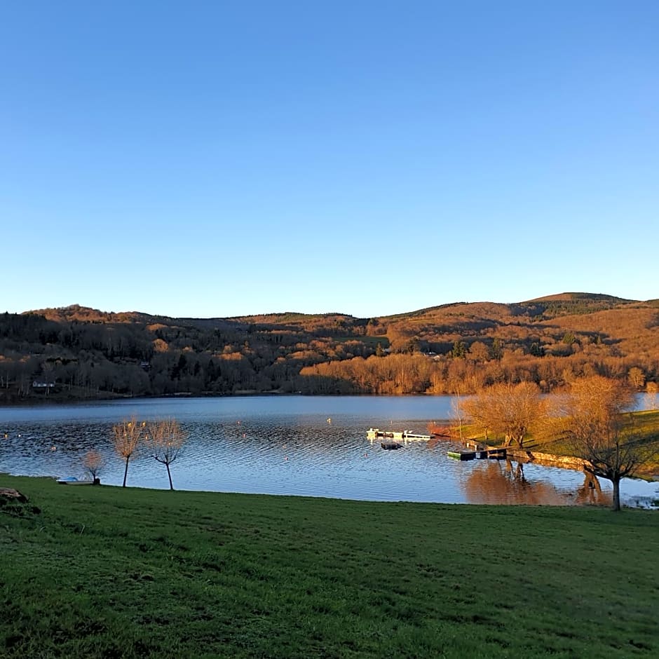 Les Tables Aux Vaches - Maison d'Hôtes - Confort, calme et détente au bord du lac de la Raviège