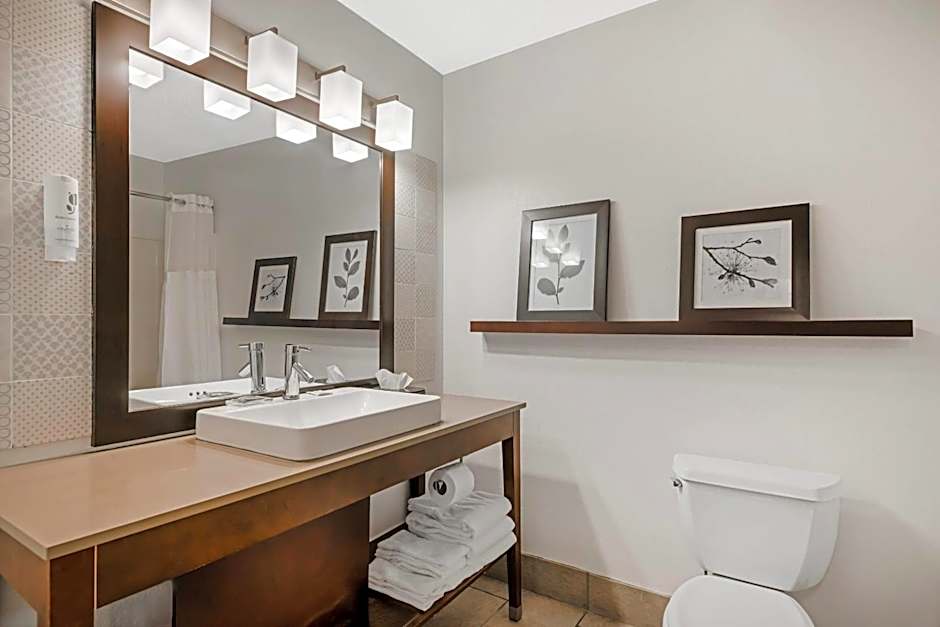 Country Inn & Suites by Radisson, West Bend, WI