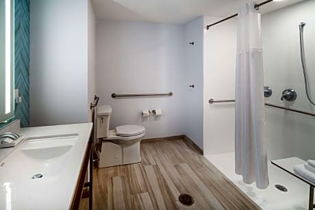 2 Queen Mobility Accessible W/Rollin Shower