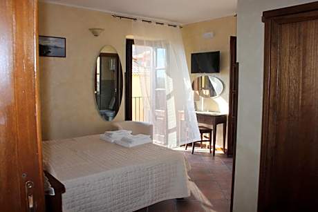 Deluxe Double Room with Balcony and Sea View