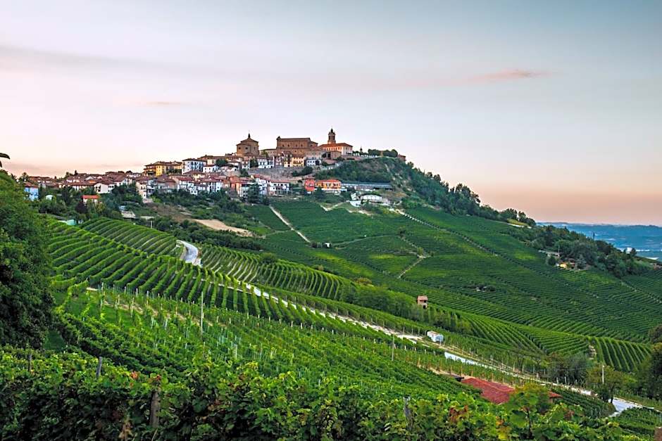 Uve Rooms & Wine Bar