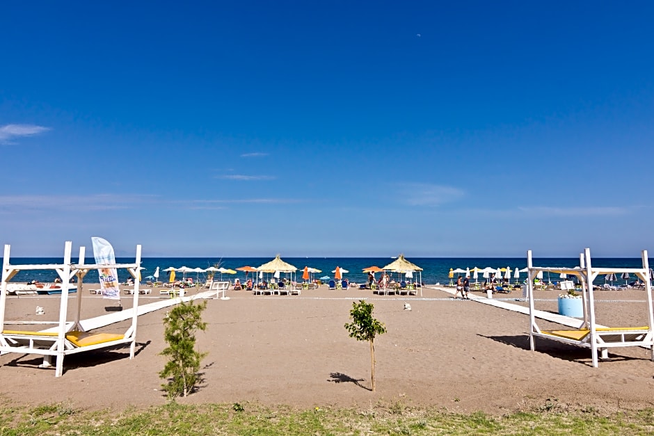 Gregory Peck Beach Break Apartments