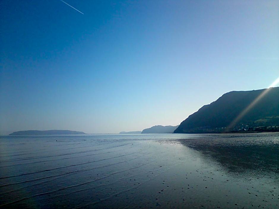 Min y Don Guest House