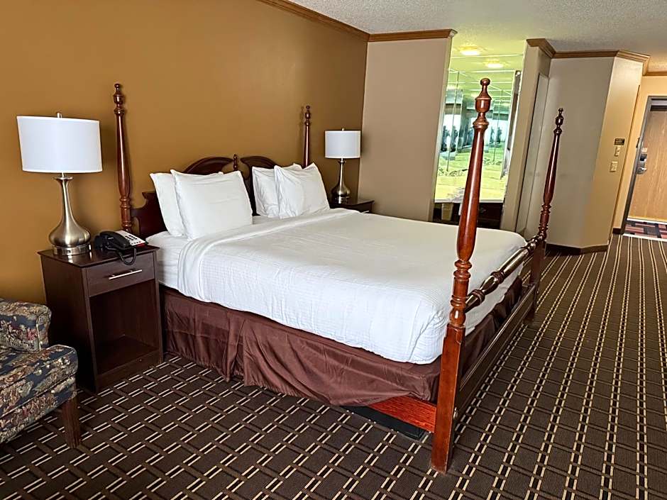 Photo 1 of 8 of 1 King Bed, Whirlpool
