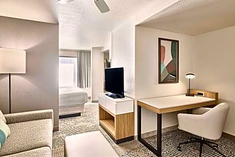 King Suite with Bathtub and Trundle Sofa - Mobility Access/Hearing Accessible