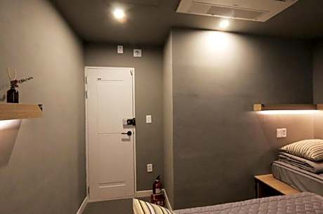 Deluxe Twin Room with Shared Bathroom